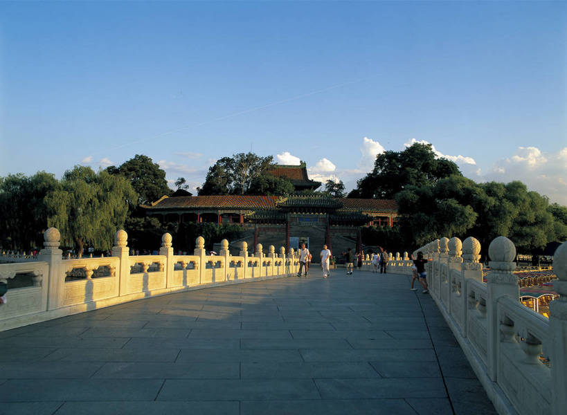 摄影师,公园,横图,彩色,照片,室外,旅游,名胜古迹,森林,植物,标志建筑,地标,建筑,北海公园,中国,光线,云,云朵,建筑群,古典,云彩,古迹,建设,古建筑,石桥,东方,树木,名胜,风景,蓝天,阳光,天,晨练,远景,摄影,晴天,早晨,摄像师,bj174