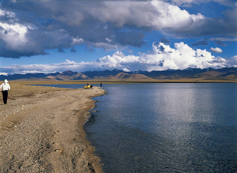 摄影师,横图,彩色,照片,室外,白天,旅游,湖,水,中国,行人,游客,游人,湖岸,湖面,乌云,云,云朵,云彩,西藏,路人,旅客,东方,风景,蓝天,自然,天,摄影,大自然,水域,近景,自然风光,自然现象,摄像师,地貌,纳木错,过客,bj174