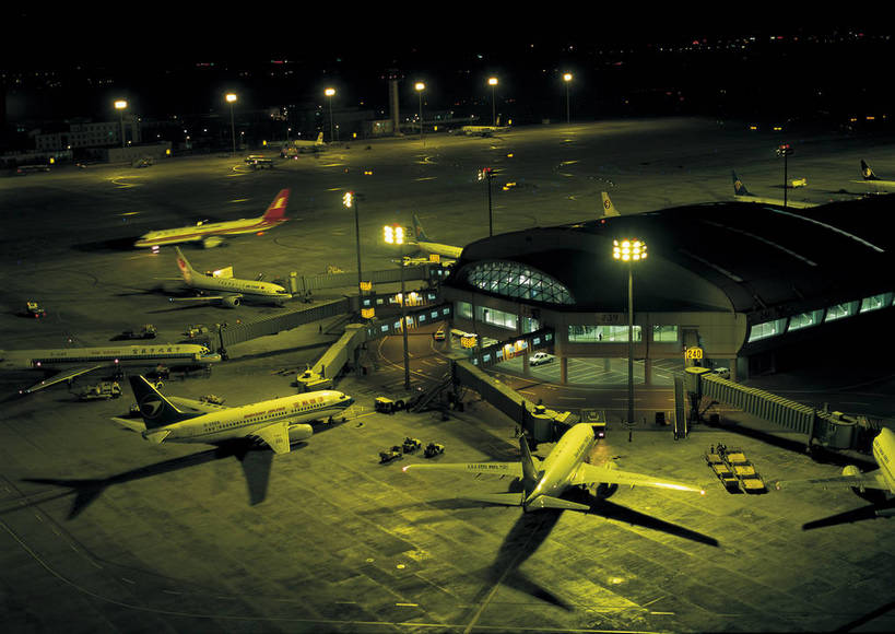 摄影师,广场,横图,俯视,照片,室外,夜晚,旅游,城市,飞机,建筑,中国,东方,风景,黄昏,停机坪,摄影,摄像师,首都机场,高角度拍摄,广角,bj174