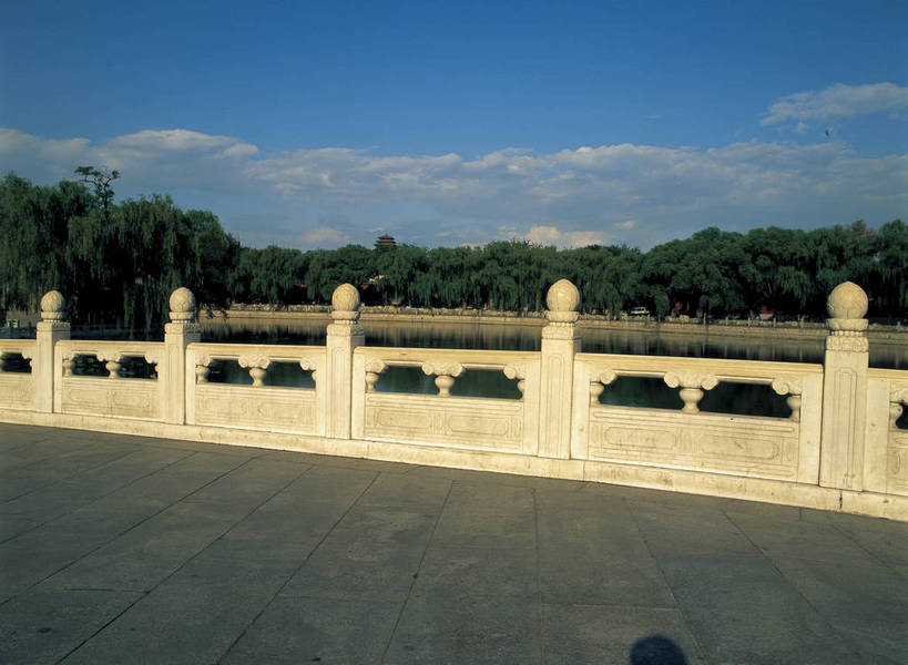 摄影师,横图,彩色,照片,室外,白天,旅游,名胜古迹,植物,标志建筑,地标,建筑,北海公园,中国,云,云朵,建筑群,桥,古典,云彩,古迹,历史,建设,古建筑,石桥,遗址,东方,树木,名胜,风景,蓝天,天,摄影,近景,摄像师,旧址,bj174