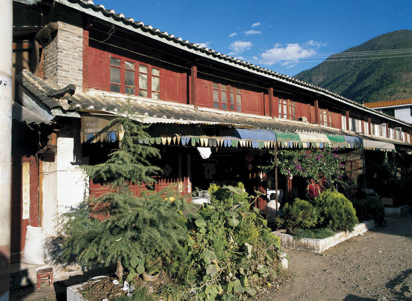 摄影师,横图,彩色,照片,室外,旅游,山,植物,中国,光线,乡村,云,云朵,青山,云彩,云南,东方,草,树木,风景,蓝天,阳光,村庄,天,摄影,近景,摄像师,石鼓镇,房子,bj174