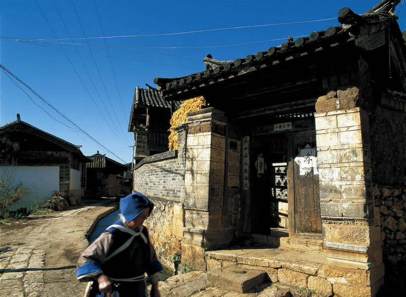 东方人,一个人,摄影师,横图,彩色,照片,室外,民族服装,旅游,丽江,中国,亚洲,光线,乡村,黄种人,云南,东方,古镇,行走,风景,蓝天,阳光,村庄,天,摄影,近景,妇女,摄像师,女人,女性,亚洲人,传统服装,民俗服,房子,束河,bj174