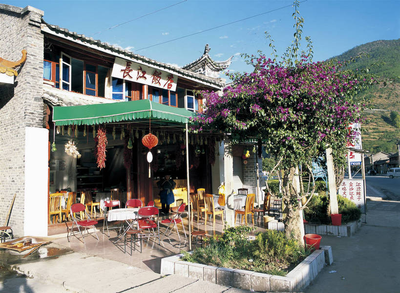 摄影师,横图,彩色,照片,室外,白天,旅游,山,植物,桌子,建筑,酒店,椅子,中国,民俗,光线,乡村,青山,文化,云南,东方,少数民族,民族,树木,蓝天,阳光,村庄,天,摄影,晴天,近景,摄像师,石鼓镇,房子,饭店,bj174