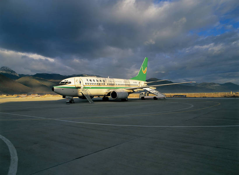 摄影师,机场,横图,彩色,照片,夜晚,山,飞机,建筑,落日,云南,黄昏,天,远景,摄影,摄像师,香格里拉机场,bj174