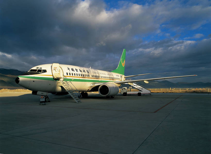 摄影师,机场,横图,彩色,照片,室外,旅游,飞机,建筑,中国,乌云,云,云朵,云彩,云南,东方,天,摄影,近景,摄像师,香格里拉机场,bj174