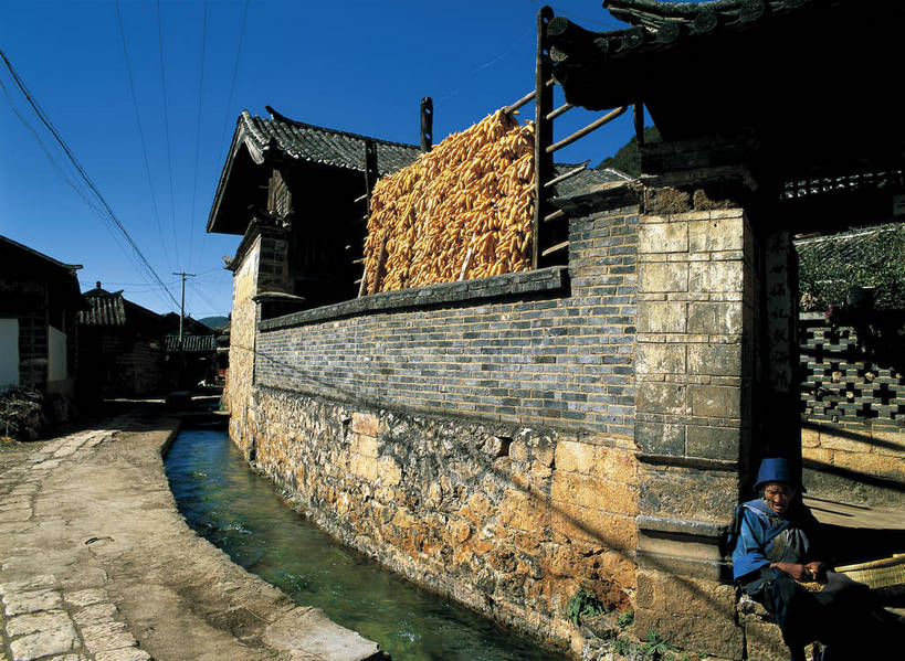 摄影师,横图,彩色,照片,室外,白天,旅游,建筑,丽江,中国,民俗,乡村,小巷,文化,云南,东方,少数民族,民族,古镇,蓝天,村庄,天,摄影,近景,摄像师,房子,束河,bj174