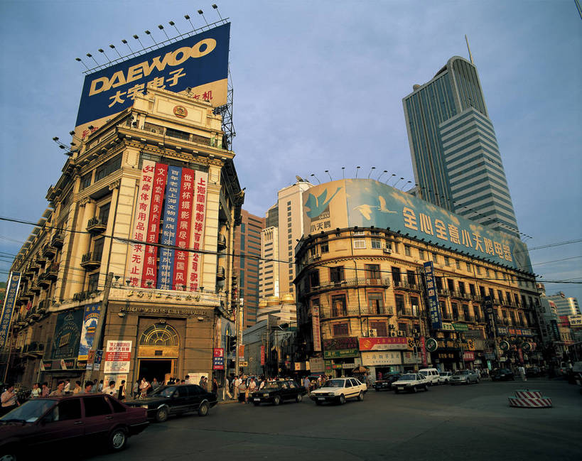 摄影师,商店,横图,彩色,照片,室外,白天,仰视,旅游,城市,道路,建筑,摩天大楼,商场,汽车,上海,中国,繁华,广告牌,现代,商业街,东方,车,现代化,风景,人民广场,远景,摩天大厦,摄影,经济,摄像师,繁荣,商业,高层建筑,广角,bj174