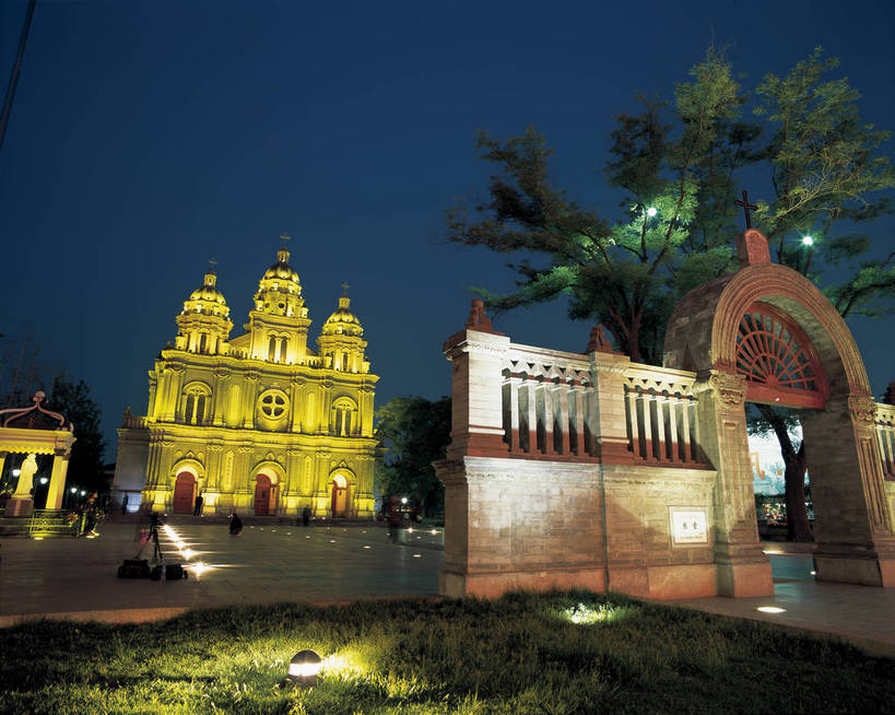 摄影师,横图,彩色,照片,室外,夜晚,旅游,植物,门,城市,建筑,霓虹灯,北京,中国,亚洲,灯光,首都,东方,树木,风景,黄昏,王府井,摄影,近景,东亚,摄像师,中华人民共和国,东城区,北京市,京,北平,华北地区,王府井大街,东堂,王府井天主堂,标志性建筑,东城,bj174