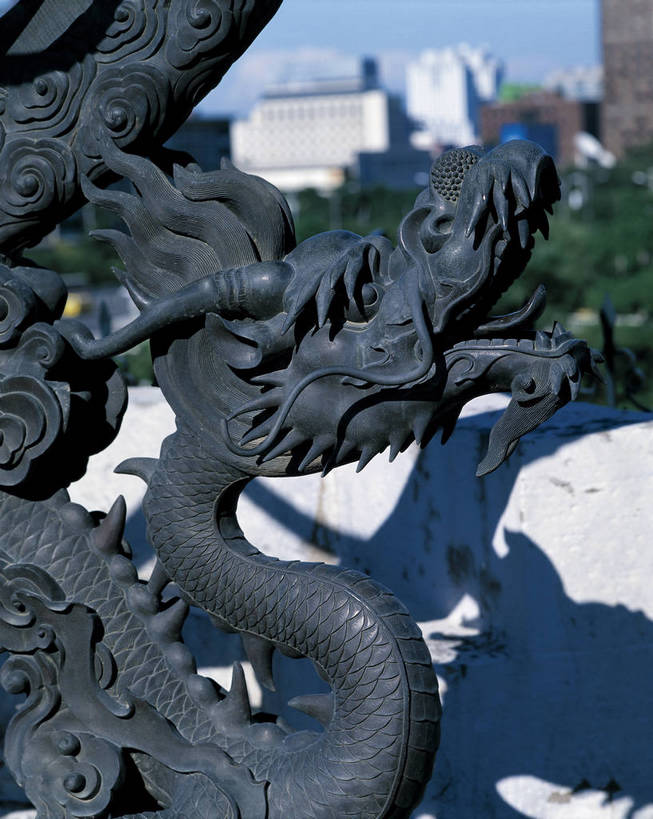 摄影师,竖图,彩色,照片,室外,白天,旅游,雕塑,中国,古老,遗迹,光线,历史,文化,文物,东方,风景,阳光,概念,摄影,晴天,近景,摄像师,北京古观象台,bj174