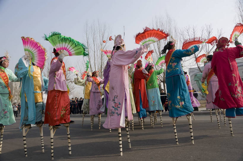 东方人,摄影师,横图,室外,白天,戏服,旅游,街道,北京,中国,元宵节,亚洲,表演,风俗,节日,庆祝,民俗,扇子,首都,黄种人,文化,传统,东方,民族,树,阳光,天,一群人,庆典,喜庆,精神,热闹,晴天,欢快,纪念,近景,中国文化,扇子舞,东亚,摄像师,踩高跷,中华人民共和国,北京市,京,北平,华北地区,延庆县,制度,亚洲人,高兴,bj174