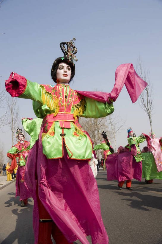 东方人,摄影师,竖图,室外,白天,戏服,旅游,街道,北京,中国,元宵节,亚洲,表演,风俗,节日,庆祝,民俗,首都,黄种人,文化,传统,东方,民族,蓝天,阳光,一群人,庆典,喜庆,精神,热闹,晴天,欢快,道具,纪念,近景,中国文化,东亚,摄像师,戏曲,中华人民共和国,北京市,京,北平,华北地区,延庆县,木偶戏,制度,亚洲人,高兴,bj174