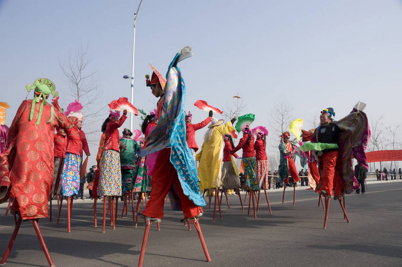 东方人,摄影师,横图,室外,白天,戏服,旅游,技术,街道,北京,中国,元宵节,亚洲,表演,风俗,节日,庆祝,艺术,民俗,扇子,首都,黄种人,文化,传统,东方,民族,蓝天,阳光,一群人,庆典,喜庆,精神,热闹,晴天,欢快,道具,纪念,技巧,近景,中国文化,手艺,扇子舞,东亚,摄像师,踩高跷,戏曲,中华人民共和国,北京市,京,北平,华北地区,延庆县,制度,技能,技艺,亚洲人,高兴,妙技,bj174