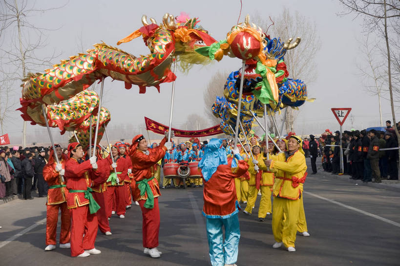 东方人,观众,摄影师,横图,室外,白天,旅游,技术,街道,北京,中国,元宵节,亚洲,表演,传统服饰,风俗,节日,庆祝,艺术,民俗,首都,黄种人,文化,传统,东方,民族,树,舞龙,阳光,天,一群人,庆典,喜庆,精神,热闹,晴天,欢快,纪念,技巧,近景,中国文化,手艺,东亚,摄像师,中华人民共和国,北京市,京,北平,华北地区,延庆县,二龙戏珠,制度,技能,技艺,亚洲人,高兴,妙技,bj174