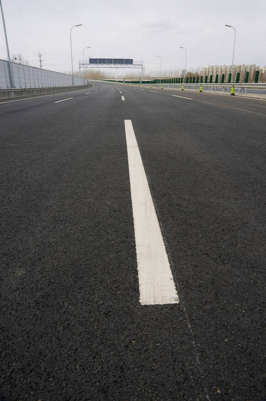 无人,摄影师,竖图,彩色,室外,白天,城市,高速公路,建筑,指示牌,公路,北京,中国,亚洲,弯道,交通,云层,建设,东方,天,路面,晴朗,晴天,近景,交通标志,摄像师,bj174