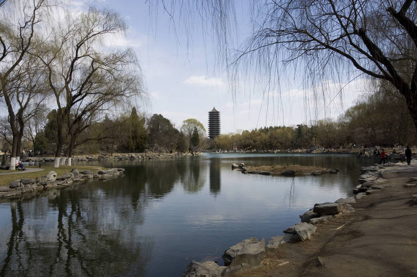 无人,摄影师,学校,横图,彩色,室外,白天,北京,中国,亚洲,湖畔,教育,历史,文化,校园,东方,建筑物,树木,白云,倒影,蓝天,阳光,人工湖,摄影,晴天,宁静,文明,闲适,摄像师,高等学府,祥和,旅行,大学,北京大学,未名湖,bj174