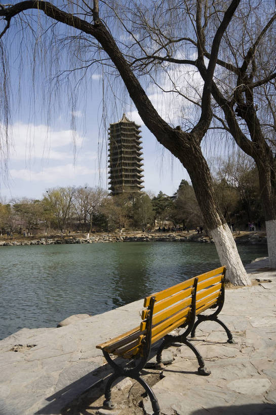 无人,摄影师,学校,竖图,彩色,室外,白天,北京,中国,亚洲,湖畔,教育,历史,文化,校园,座椅,东方,建筑物,树木,白云,蓝天,阳光,人工湖,摄影,晴天,宁静,文明,闲适,摄像师,高等学府,祥和,旅行,大学,北京大学,未名湖,bj174