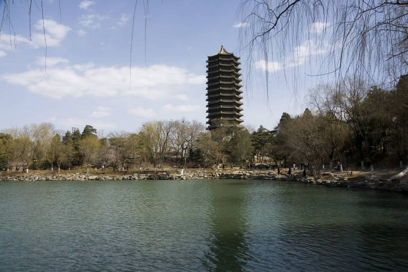 无人,摄影师,学校,横图,彩色,室外,白天,北京,中国,亚洲,塔,教育,历史,文化,校园,东方,建筑物,树木,白云,蓝天,阳光,人工湖,摄影,晴天,宁静,文明,闲适,摄像师,高等学府,祥和,旅行,大学,北京大学,未名湖,bj174
