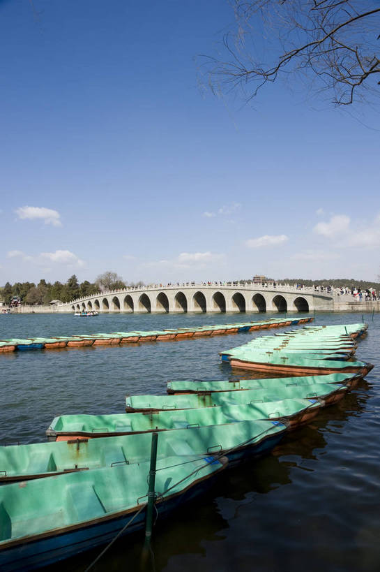 无人,摄影师,颐和园,竖图,彩色,室外,白天,旅游,北京,中国,亚洲,许多,古老,壮观,湖面,辽阔,文化,东方,游船,排列,白云,风景,蓝天,远景,安静,晴天,园林,宁静,空旷,文明,远山,摄像师,万寿山,昆明湖,世界文化遗产,皇家园林,十七孔桥,旅行,bj174