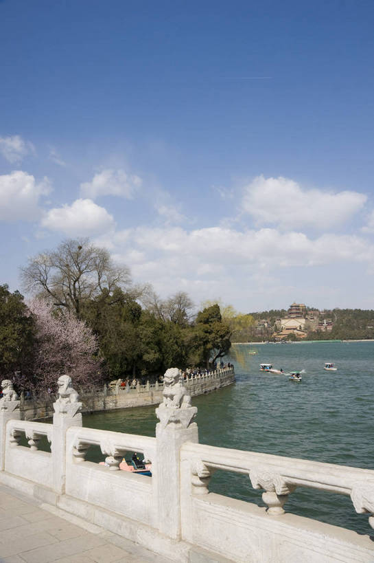 无人,摄影师,颐和园,竖图,俯视,彩色,室外,白天,旅游,雕塑,北京,中国,亚洲,古老,壮观,雕刻,湖岸,湖面,辽阔,文化,护栏,石雕,石刻,东方,游船,树,白云,风景,蓝天,远景,安静,晴天,园林,宁静,空旷,文明,摄像师,万寿山,昆明湖,世界文化遗产,佛香阁,皇家园林,高角度拍摄,旅行,bj174