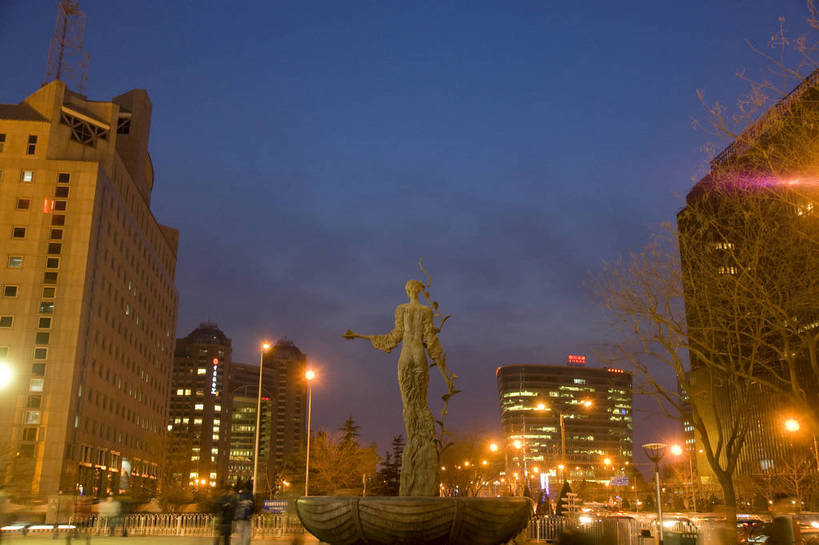 摄影师,广场,横图,彩色,室外,夜晚,仰视,旅游,城市,大厦,建筑,街道,路灯,夜景,雕塑,北京,中国,亚洲,行人,繁华,雕刻,塑像,楼群,灯光,首都,东方,现代化,蓝色,风景,天,东亚,摄像师,发展,中华人民共和国,北京市,京,北平,华北地区,朝阳区,灯火辉煌,繁荣,进步,旅行,高层建筑,丰联广场,bj174