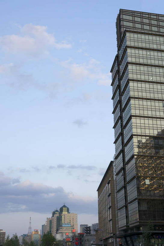 无人,摄影师,竖图,彩色,室外,白天,仰视,旅游,城市,建筑,北京,中国,亚洲,楼群,首都,建筑物,现代化,白云,风景,蓝天,阳光,经济,晴天,市区,东亚,摄像师,中华人民共和国,北京市,京,北平,华北地区,朝阳区,商业,高层建筑,朝阳门外大街,朝外大街,bj174