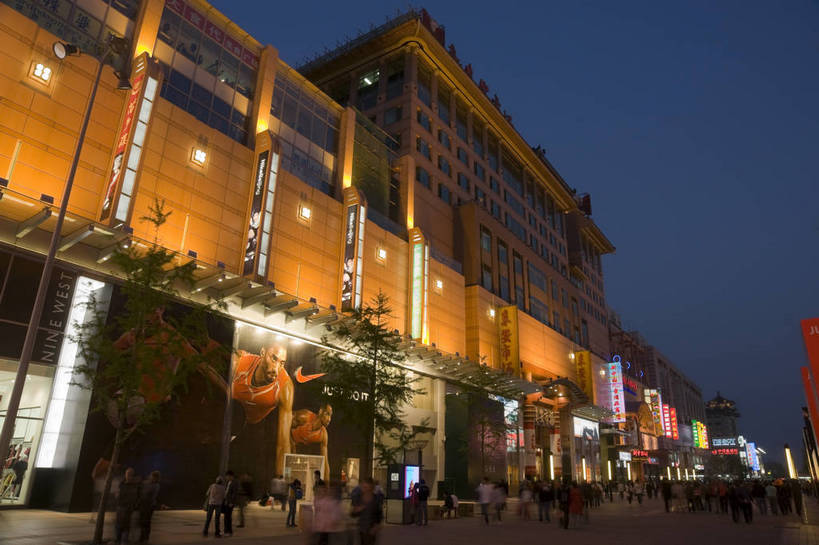 人群,摄影师,横图,彩色,室外,仰视,购物,消费,步行街,城市,路灯,霓虹灯,商场,夜景,北京,中国,亚洲,行人,繁华,广告牌,楼房,商业街,顾客,东方,树木,现代化,蓝天,王府井,摄影,热闹,摄像师,灯火辉煌,旅行,商业,高层建筑,购物中心,bj174