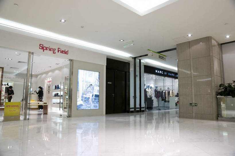 摄影师,横图,彩色,室内,仰视,购物,消费,城市,商场,北京,中国,亚洲,商品,首都,豪华,顾客,东方,现代化,摄影,整洁,专卖店,高档,东亚,摄像师,中华人民共和国,北京市,京,北平,华北地区,朝阳区,旅行,商业,店铺,购物中心,建国路,北京新光天地百货,新光天地,bj174