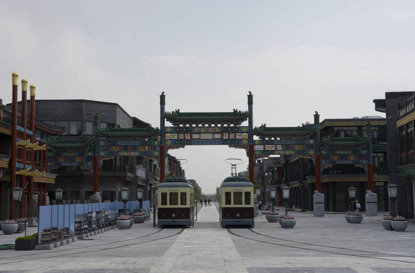 无人,摄影师,横图,彩色,室外,白天,旅游,建筑,街道,汽车,电车,北京,中国,亚洲,古老,壮观,牌楼,古迹,文化,古建筑,东方,车,名胜,风景,蓝天,阳光,交通工具,晴天,宁静,有轨电车,雄伟,空旷,安宁,文明,载具,摄像师,气势,旅行,前门大街,标志性建筑,铛铛车,bj174