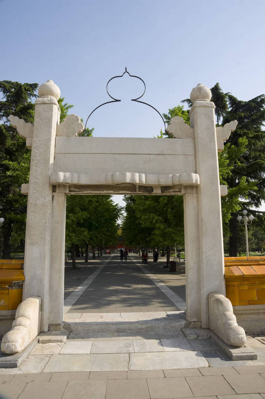 无人,摄影师,公园,竖图,彩色,室外,白天,旅游,道路,建筑,路,北京,中国,亚洲,古老,庭院,牌楼,小路,交通,首都,古迹,文化,古建筑,东方,石板路,树,名胜,风景,蓝天,阳光,晴天,宁静,安宁,文明,东亚,摄像师,中华人民共和国,北京市,京,北平,华北地区,中山公园,北京中山公园,旅行,中山堂,bj174