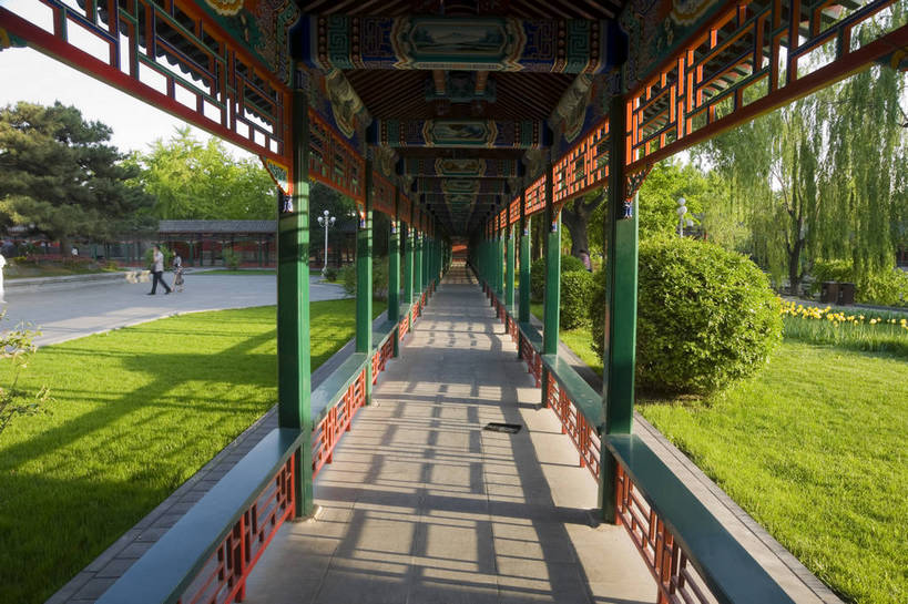 摄影师,公园,横图,彩色,室外,白天,旅游,草坪,植物,建筑,北京,中国,亚洲,游人,古老,壮观,彩绘,庭院,屋顶,走廊,美丽,古迹,文化,古建筑,东方,树,名胜,风景,阳光,晴天,宁静,安宁,文明,摄像师,中山公园,旅行,bj174