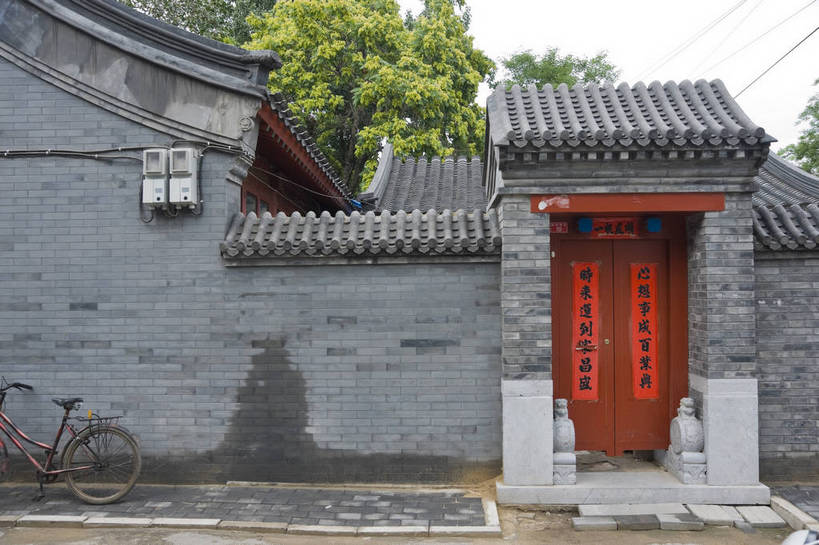 无人,摄影师,横图,彩色,室外,白天,仰视,门,城市,建筑,自行车,北京,中国,对联,亚洲,大门,房屋,庭院,院子,古典,历史,什刹海,民居,东方,古色古香,树木,红色,门框,摄影,文明,古朴,摄像师,幽静,旅行,bj174