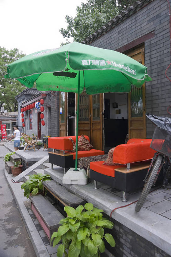 摄影师,酒吧,竖图,彩色,室外,白天,仰视,沙发,城市,北京,中国,亚洲,遮阳伞,历史,文化,什刹海,东方,树木,摄影,居民,文明,闲适,悠闲,古朴,惬意,摄像师,旅行,bj174