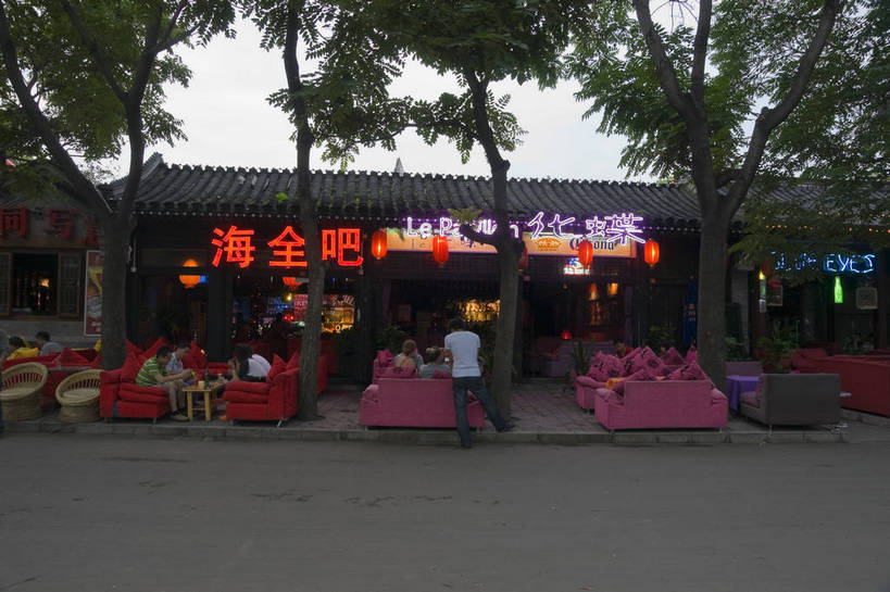 摄影师,酒吧,横图,彩色,室外,沙发,城市,建筑,街道,霓虹灯,北京,中国,亚洲,游客,古典,历史,文化,什刹海,东方,树木,享受,摄影,文明,闲适,悠闲,惬意,摄像师,旅行,傍晚,bj174