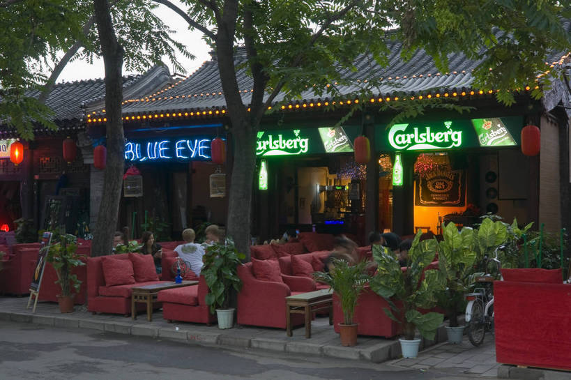 摄影师,酒吧,横图,彩色,室外,沙发,城市,建筑,街道,霓虹灯,北京,中国,亚洲,游客,盆栽,古典,茶几,历史,文化,什刹海,东方,树木,享受,摄影,文明,闲适,悠闲,惬意,摄像师,旅行,傍晚,bj174