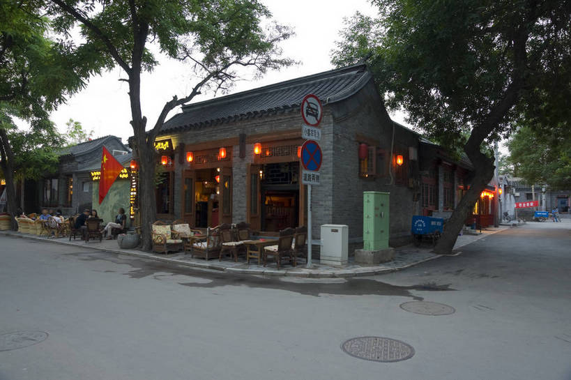 摄影师,酒吧,横图,彩色,室外,城市,建筑,街道,霓虹灯,指示牌,北京,中国,亚洲,游客,古典,历史,文化,什刹海,东方,树木,桌椅,享受,摄影,文明,闲适,悠闲,惬意,摄像师,旅行,傍晚,bj174