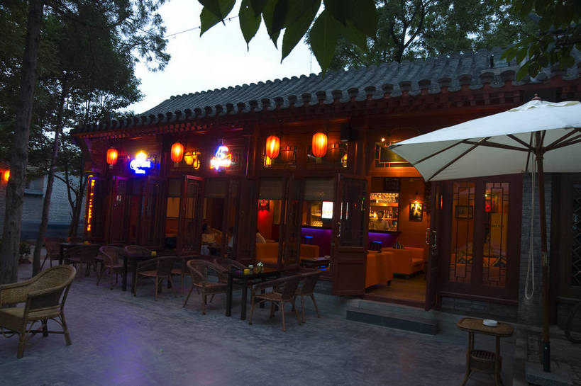 摄影师,酒吧,横图,彩色,室外,城市,建筑,北京,中国,亚洲,游客,遮阳伞,古典,历史,文化,什刹海,红灯笼,东方,树木,桌椅,享受,摄影,文明,闲适,悠闲,惬意,摄像师,旅行,傍晚,bj174