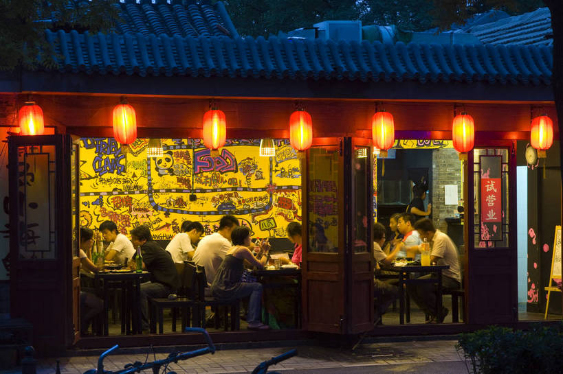 摄影师,酒吧,横图,彩色,室外,夜生活,城市,建筑,夜景,北京,中国,亚洲,游客,古典,历史,文化,什刹海,红灯笼,东方,桌椅,享受,摄影,文明,闲适,悠闲,惬意,摄像师,旅行,bj174