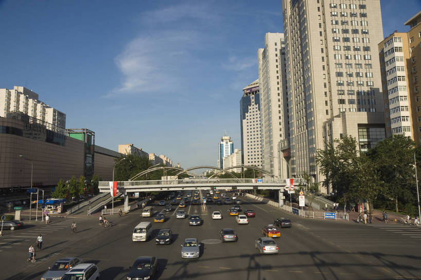 摄影师,横图,彩色,室外,白天,仰视,城市,大厦,街道,北京,中国,亚洲,行人,车辆,交通,楼房,东方,建筑物,树木,现代化,蓝天,阳光,摄影,晴天,整洁,长安街,摄像师,马路,旅行,过街天桥,bj174