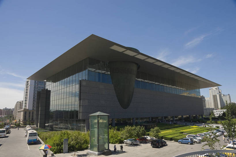 无人,摄影师,博物馆,横图,彩色,室外,白天,仰视,城市,街道,北京,中国,亚洲,车辆,文化,东方,树木,现代化,蓝天,阳光,绿化带,气派,摄影,晴天,整洁,文明,摄像师,旅行,高层建筑,首都博物馆,bj174