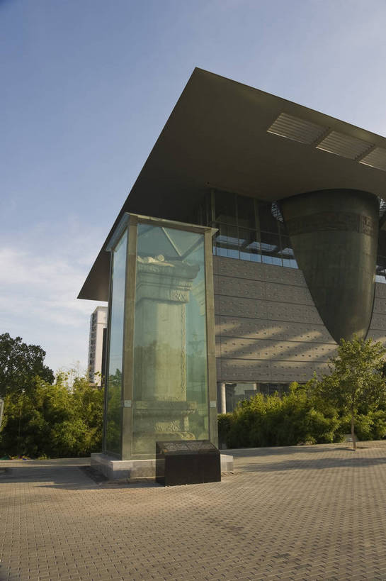 无人,摄影师,博物馆,竖图,彩色,室外,白天,仰视,安全,城市,北京,中国,亚洲,防护,文化,文物,东方,树木,现代化,蓝天,阳光,气派,摄影,晴天,整洁,保护,文明,保险,摄像师,保全,周全,安稳,安定,平安,旅行,高层建筑,首都博物馆,bj174