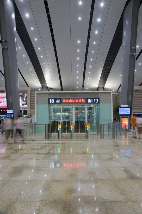 摄影师,火车站,竖图,彩色,室内,旅游,城市,建筑,北京,中国,亚洲,灯光,旅客,现代化,风景,经济,整洁,明亮,舒适,候车室,宽敞,摄像师,标志性建筑,北京南站,bj174