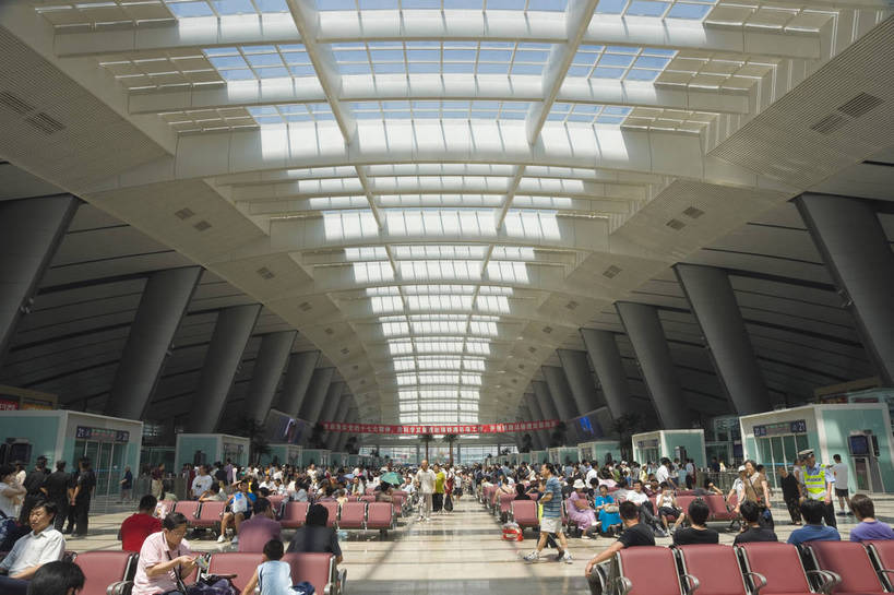 摄影师,火车站,横图,彩色,室内,白天,旅游,城市,建筑,北京,中国,亚洲,灯光,旅客,现代化,风景,阳光,一群人,经济,晴天,整洁,明亮,舒适,候车室,宽敞,喧闹,摄像师,标志性建筑,北京南站,bj174
