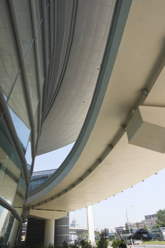 无人,摄影师,火车站,竖图,彩色,室外,白天,仰视,旅游,城市,建筑,北京,中国,亚洲,局部,现代化,风景,阳光,天,经济,晴天,摄像师,标志性建筑,北京南站,bj174