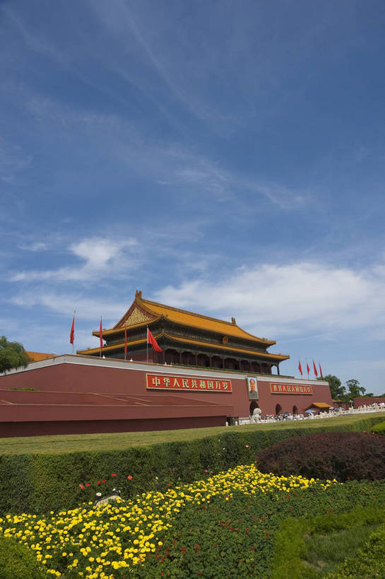 无人,摄影师,天安门,竖图,彩色,室外,白天,旅游,名胜古迹,建筑,北京,中国,亚洲,古老,壮观,花坛,古迹,历史,文化,文物,遗址,名胜,白云,蓝天,阳光,绿地,晴天,雄伟,文明,摄像师,bj174