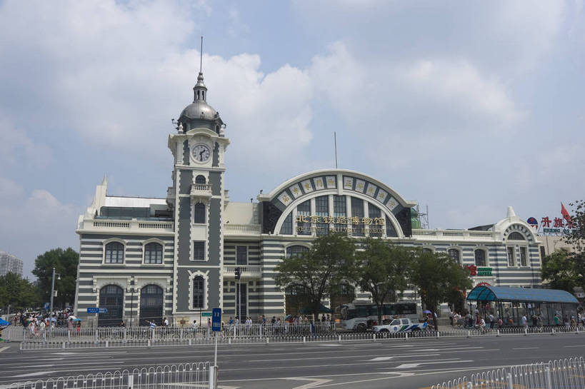 摄影师,火车站,横图,彩色,室外,白天,旅游,名胜古迹,城市,道路,建筑,车站,汽车,北京,中国,亚洲,行人,古老,站台,历史,文化,月台,树,现代化,白云,风景,蓝天,阳光,经济,晴天,文明,市区,摄像师,铁路车站,铁路站,前门大街,bj174