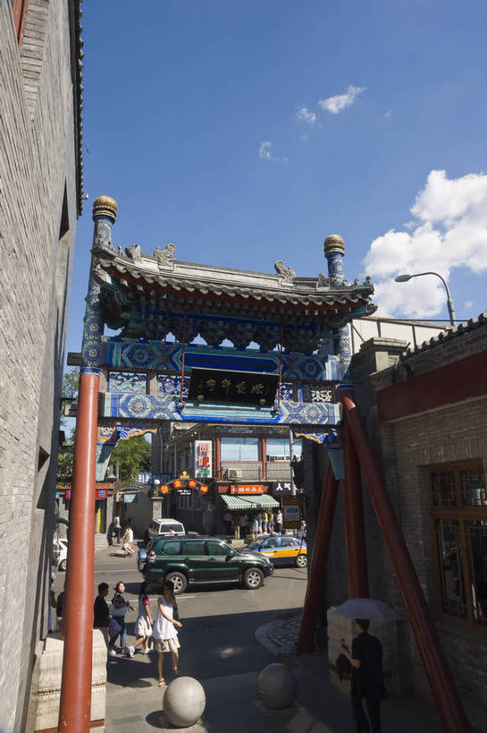 摄影师,竖图,室外,白天,仰视,旅游,北京,中国,亚洲,首都,历史,文化,传统,民族,休闲,放松,对比,风光,阴暗,近景,东亚,摄像师,中华人民共和国,北京市,京,北平,华北地区,低角度拍摄,旅行,烟袋斜街,北京鼓楼大街,鼓楼大街,bj174