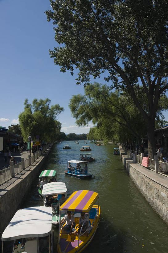 无人,摄影师,栏杆,竖图,俯视,室外,白天,旅游,水,植物,北京,中国,亚洲,河水,首都,树,天空,休闲,放松,风光,遮挡,近景,东亚,摄像师,中华人民共和国,北京市,京,北平,华北地区,高角度拍摄,旅行,烟袋斜街,北京鼓楼大街,鼓楼大街,bj174