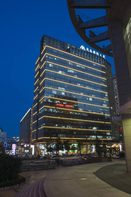 无人,摄影师,竖图,室外,夜晚,仰视,旅游,城市风光,街道,北京,中国,亚洲,灯光,首都,东方,休闲,放松,风光,近景,东亚,摄像师,中华人民共和国,北京市,京,北平,华北地区,朝阳区,低角度拍摄,旅行,朝阳门外大街,朝外大街,昆泰国际大厦,bj174