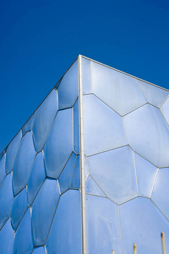 无人,摄影师,体育馆,竖图,室外,特写,白天,锻炼,旅游,快乐,比赛,运动,竞争,城市,建筑,中国,亚洲,局部,壮观,娱乐,现代化,风景,蓝天,阳光,休闲,奥林匹克,奥运,经济,晴天,雄伟,体育运动,近景,摄像师,奥运场馆,体育,健身,奥运会,奥林匹克运动,北京奥运会,水立方,标志性建筑,2008年北京奥运会,bj174