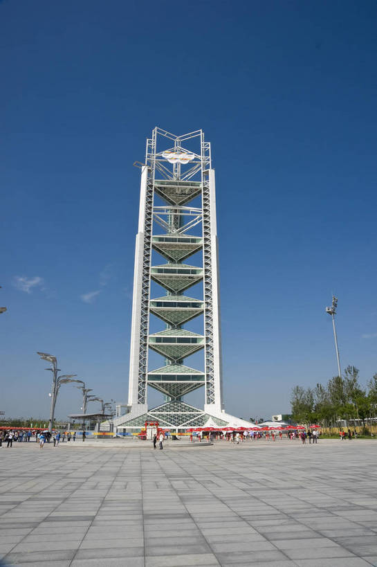 摄影师,竖图,彩色,室外,白天,锻炼,旅游,快乐,比赛,运动,竞争,城市,建筑,中国,亚洲,游人,塔,娱乐,树木,现代化,白云,风景,蓝天,阳光,休闲,奥林匹克,奥运,经济,晴天,体育运动,电视塔,摄像师,奥运村,体育,健身,奥运会,奥林匹克运动,北京奥运会,标志性建筑,2008年北京奥运会,奥林匹克村,运动员村,bj174